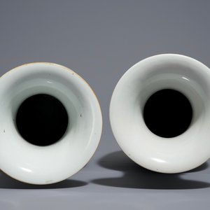 Two Chinese famille rose vases with figures in a garden, 19/20th C. — photo 5