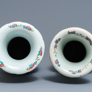 Two Chinese famille rose vases with figures in landscapes, 19th C. — 照片 5