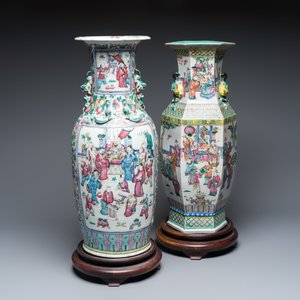 Two Chinese famille rose vases with narrative design on wooden stands — 照片 1