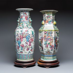 Two Chinese famille rose vases with narrative design on wooden stands — 照片 2