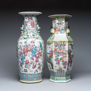 Two Chinese famille rose vases with narrative design on wooden stands — 照片 3