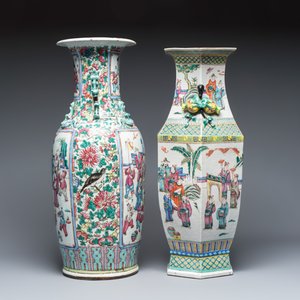 Two Chinese famille rose vases with narrative design on wooden stands — 照片 4