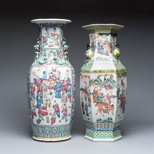 Two Chinese famille rose vases with narrative design on wooden stands — 照片 5
