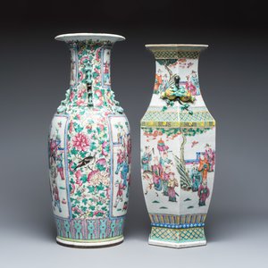 Two Chinese famille rose vases with narrative design on wooden stands — 照片 6