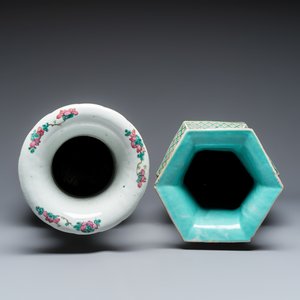Two Chinese famille rose vases with narrative design on wooden stands — 照片 7