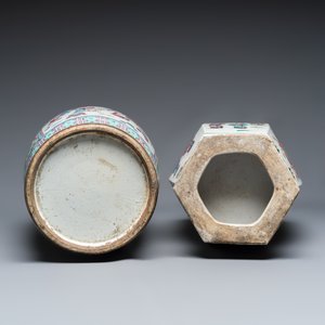 Two Chinese famille rose vases with narrative design on wooden stands — 照片 8