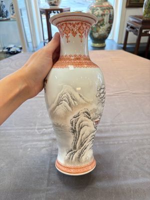 Two Chinese famille rose vases, Yongzheng and Qianlong mark, 20th C. — foto 1