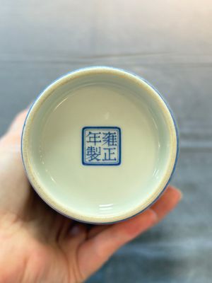 Two Chinese famille rose vases, Yongzheng and Qianlong mark, 20th C. — foto 15