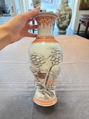 Two Chinese famille rose vases, Yongzheng and Qianlong mark, 20th C. — foto 2