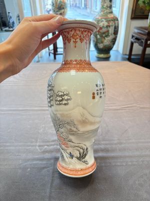 Two Chinese famille rose vases, Yongzheng and Qianlong mark, 20th C. — foto 3