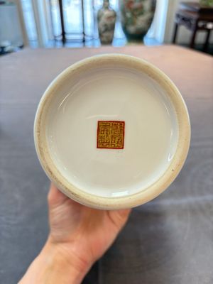 Two Chinese famille rose vases, Yongzheng and Qianlong mark, 20th C. — foto 6
