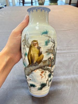 Two Chinese famille rose vases, Yongzheng and Qianlong mark, 20th C. — foto 9