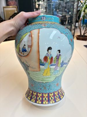 Two Chinese famille rose yellow-ground vases and a turquoise-ground vase, Qianlong and Jing De Zhen 景德鎮 marks, 20th C. — photo 15