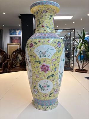 Two Chinese famille rose yellow-ground vases and a turquoise-ground vase, Qianlong and Jing De Zhen 景德鎮 marks, 20th C. — photo 25