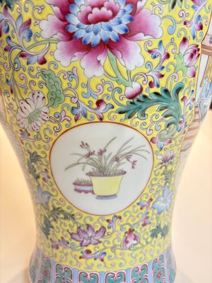 Two Chinese famille rose yellow-ground vases and a turquoise-ground vase, Qianlong and Jing De Zhen 景德鎮 marks, 20th C. — photo 7