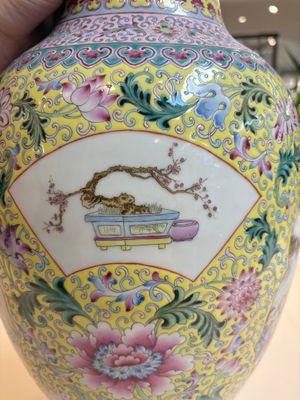 Two Chinese famille rose yellow-ground vases and a turquoise-ground vase, Qianlong and Jing De Zhen 景德鎮 marks, 20th C. — photo 9