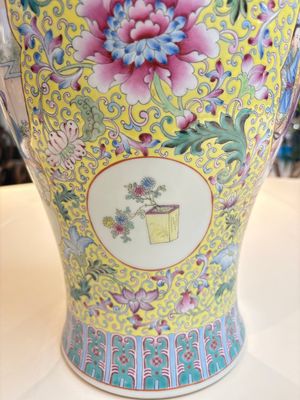 Two Chinese famille rose yellow-ground vases and a turquoise-ground vase, Qianlong and Jing De Zhen 景德鎮 marks, 20th C. — photo 10