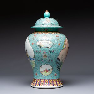 Two Chinese famille rose yellow-ground vases and a turquoise-ground vase, Qianlong and Jing De Zhen 景德鎮 marks, 20th C. — photo 11
