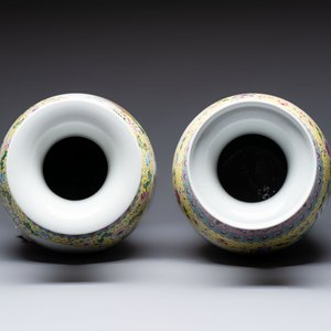 Two Chinese famille rose yellow-ground vases and a turquoise-ground vase, Qianlong and Jing De Zhen 景德鎮 marks, 20th C. — photo 6