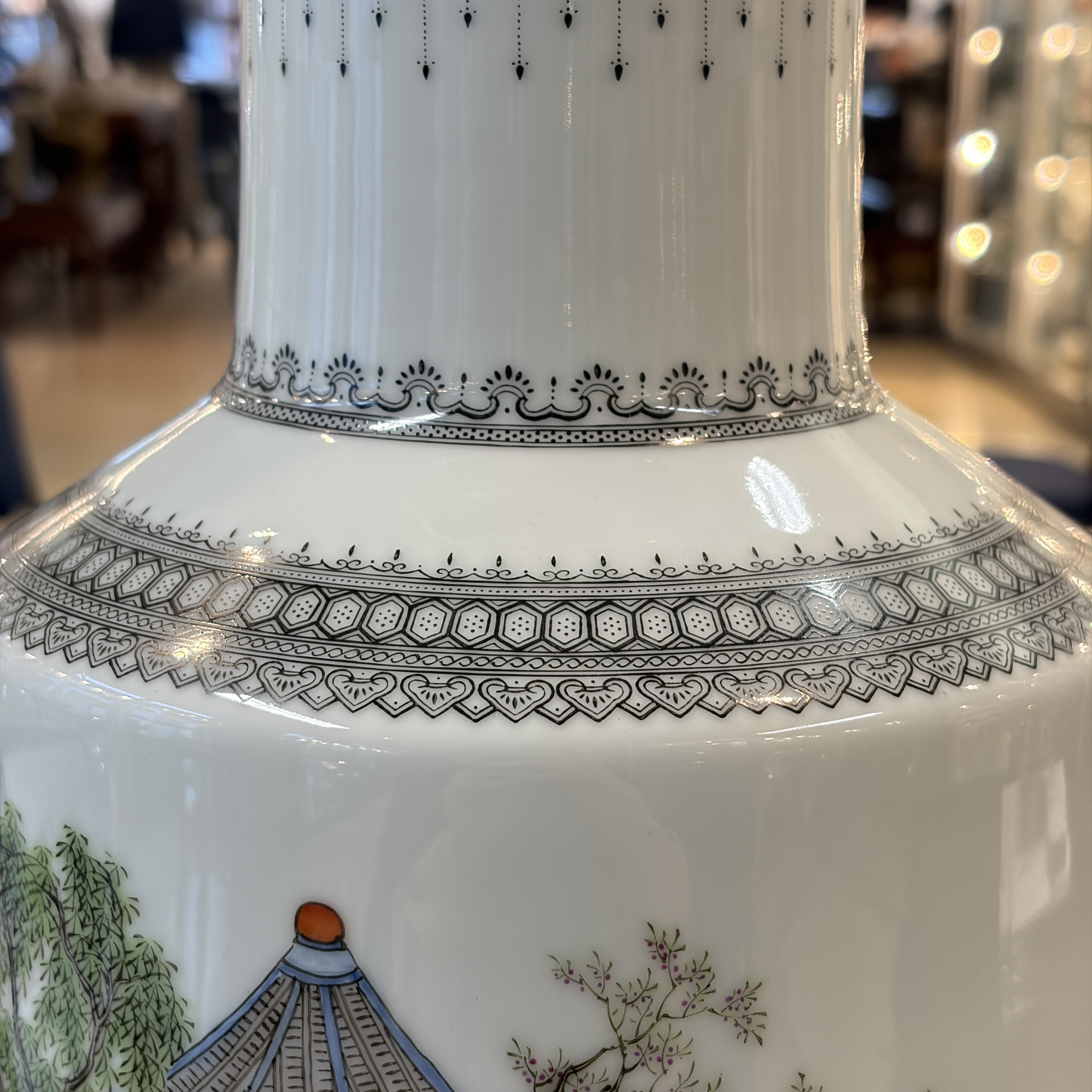Two Chinese famille roses vases and a dish with figural design — photo 3