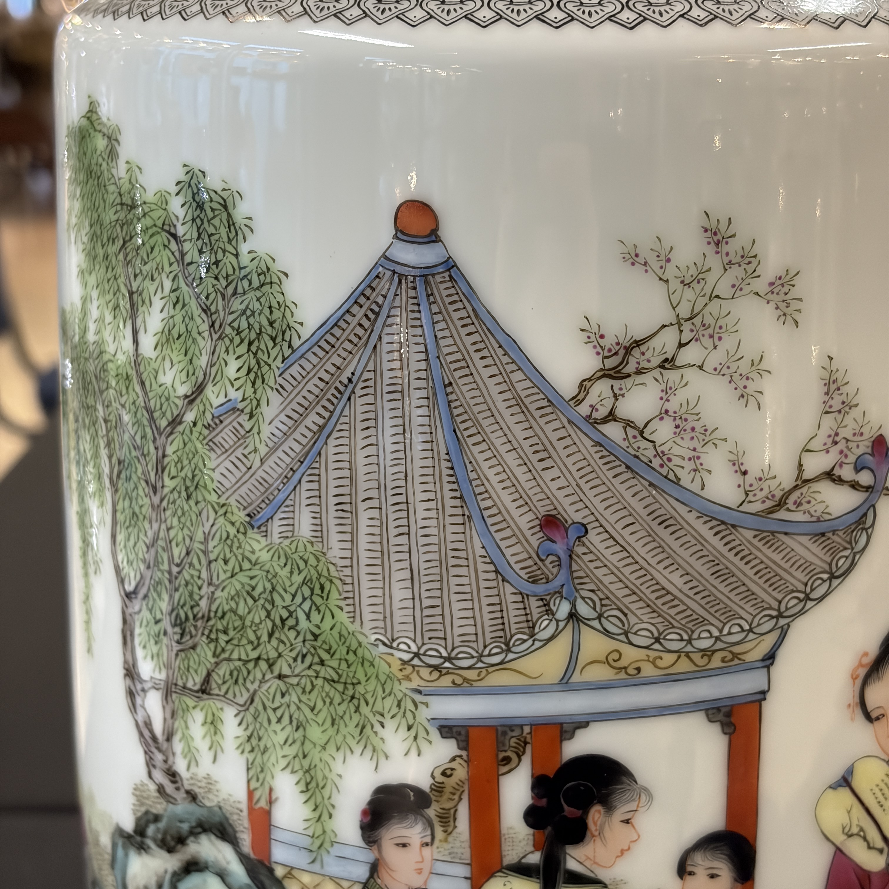 Two Chinese famille roses vases and a dish with figural design — photo 4