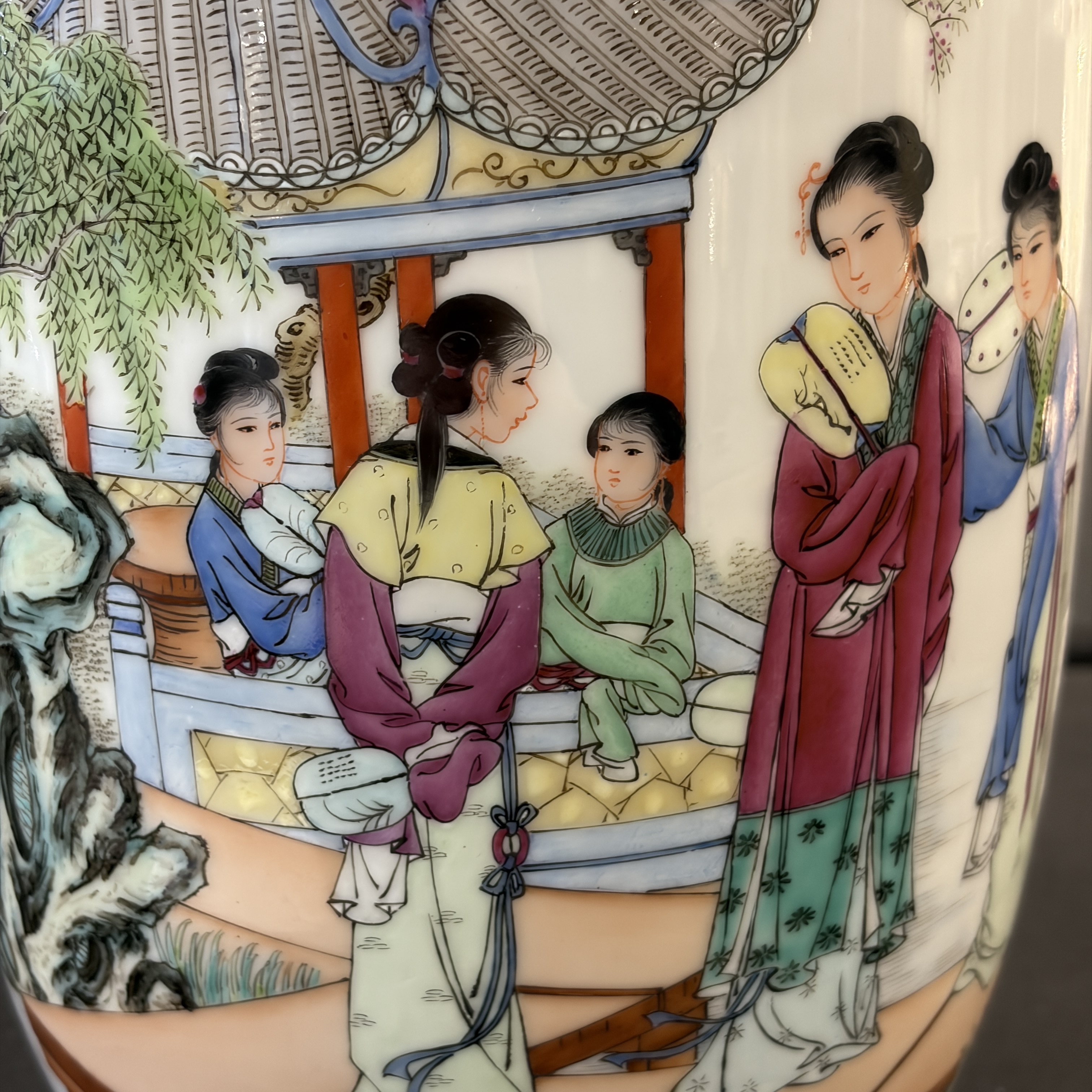 Two Chinese famille roses vases and a dish with figural design — photo 5