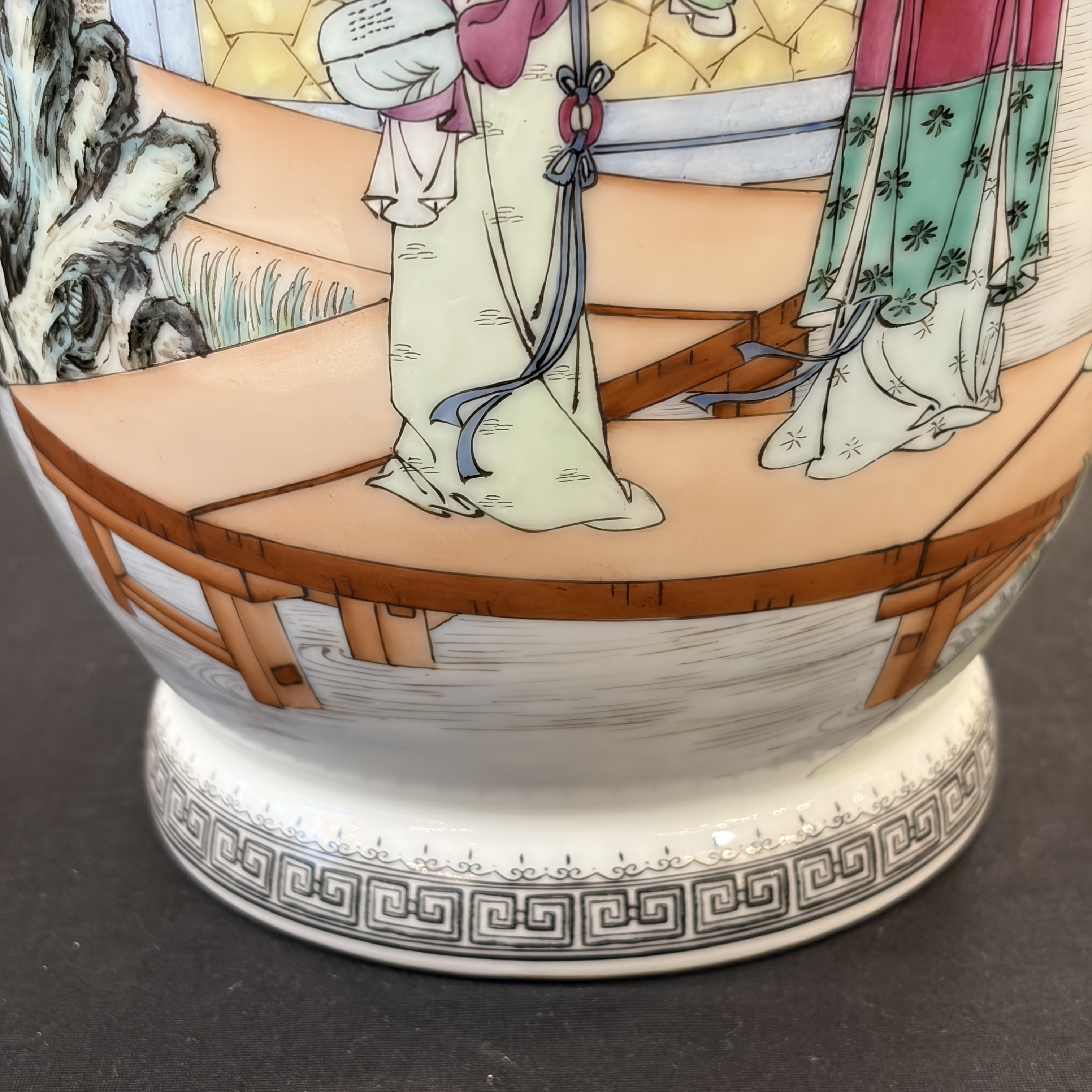 Two Chinese famille roses vases and a dish with figural design — photo 6
