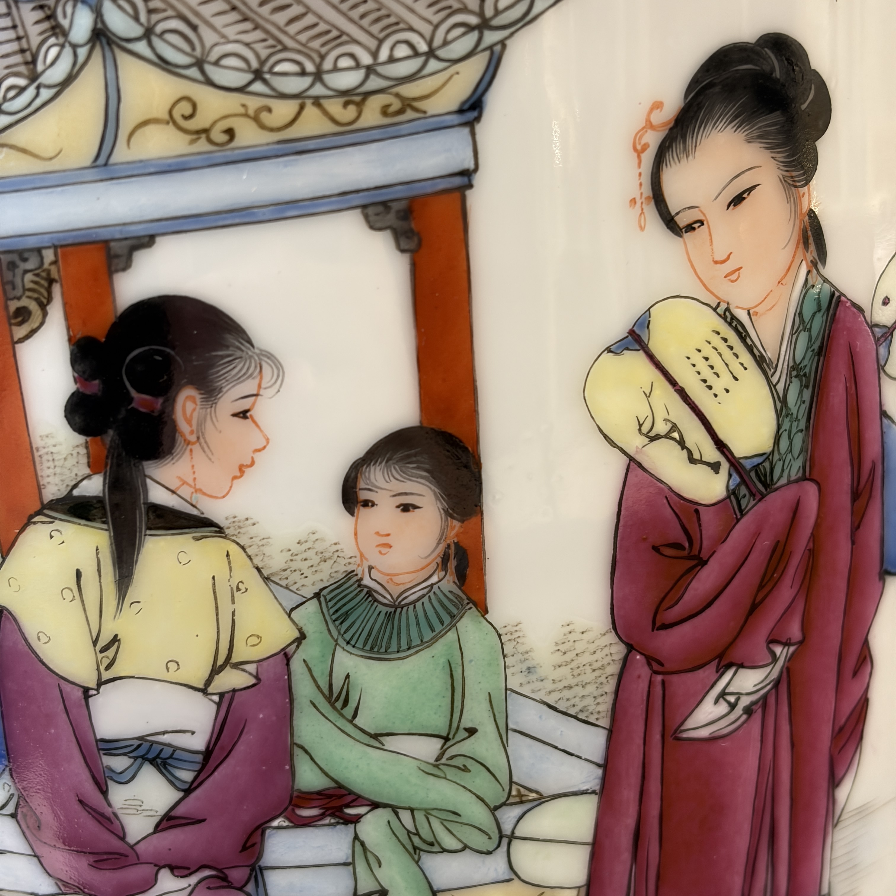 Two Chinese famille roses vases and a dish with figural design — photo 7