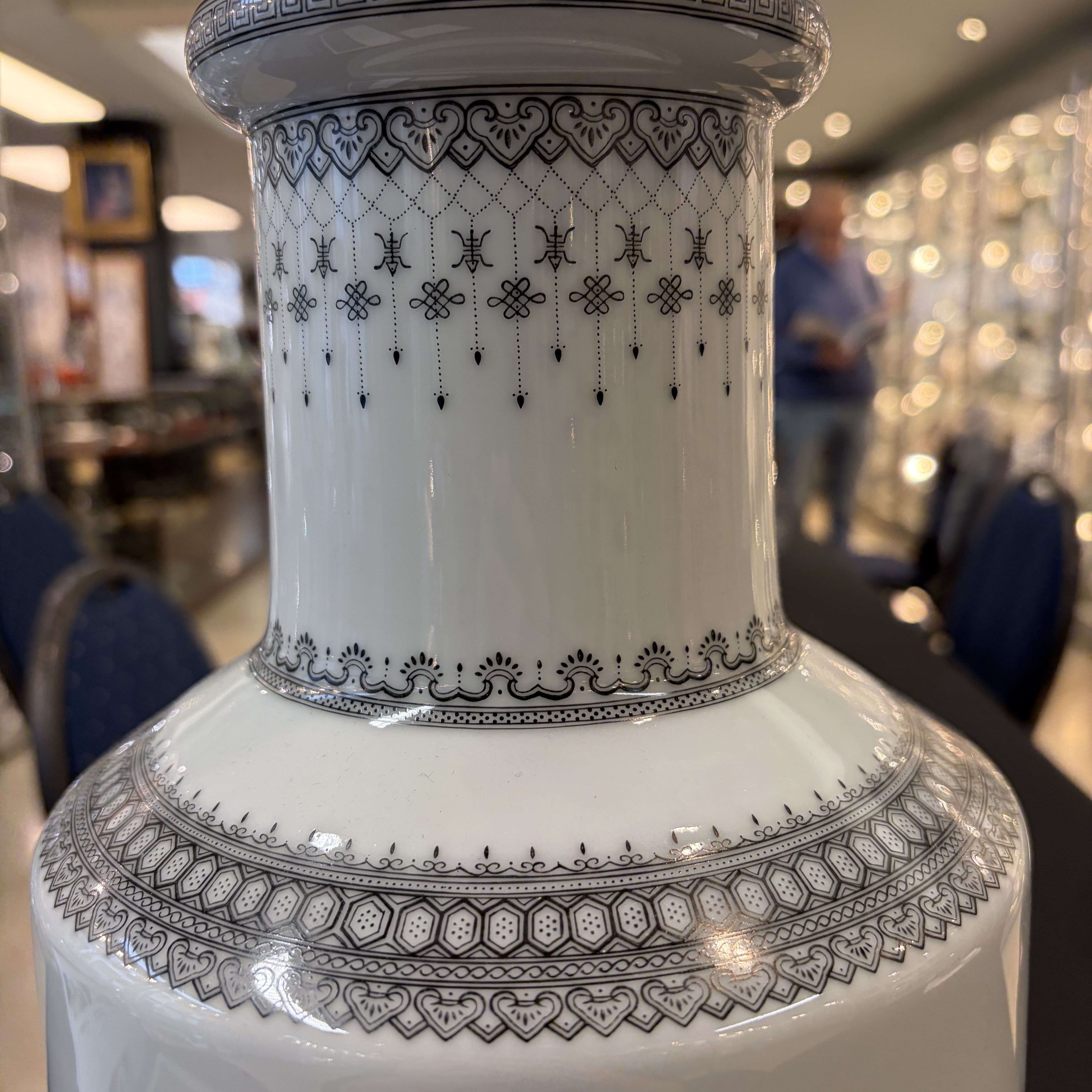 Two Chinese famille roses vases and a dish with figural design — photo 9