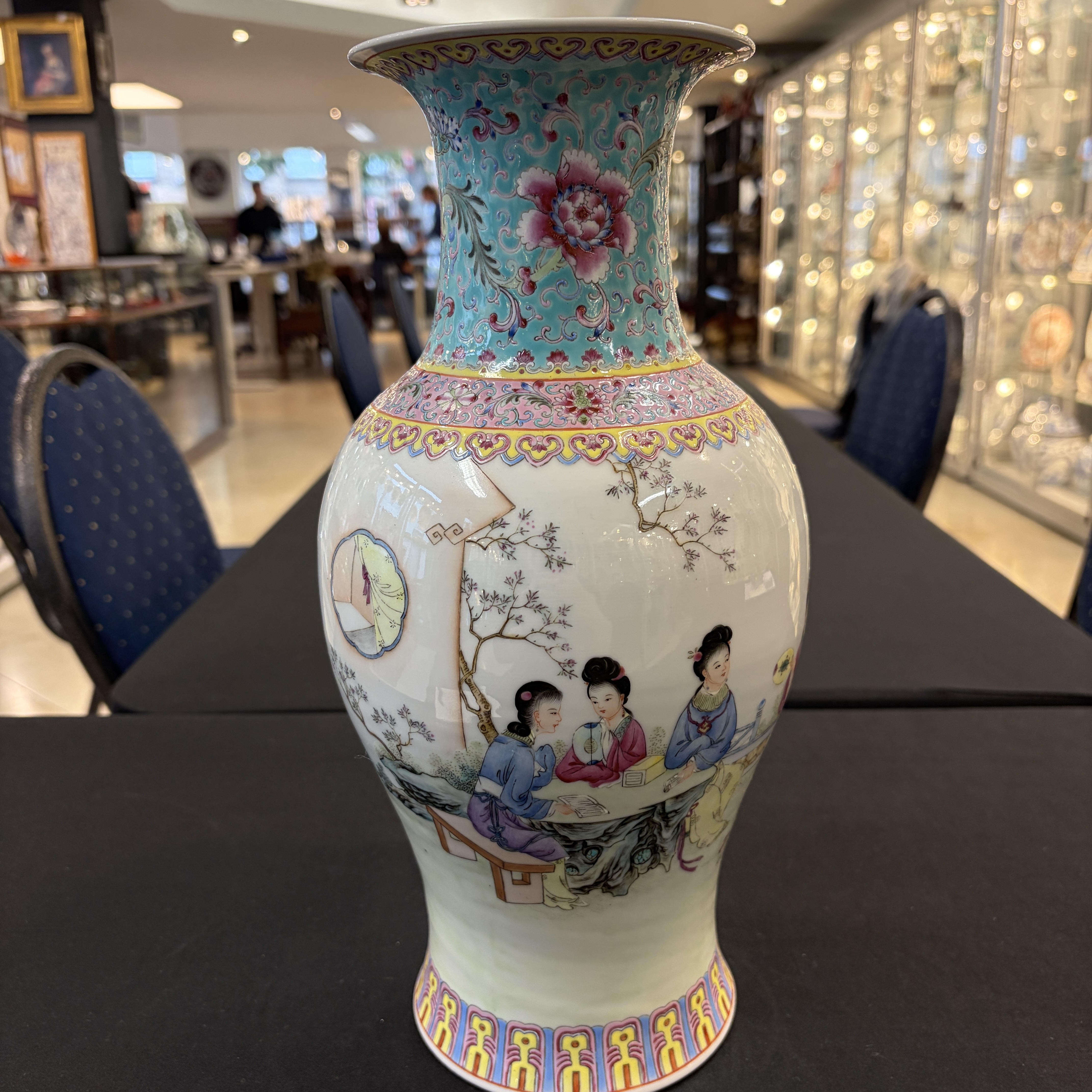 Two Chinese famille roses vases and a dish with figural design — photo 15