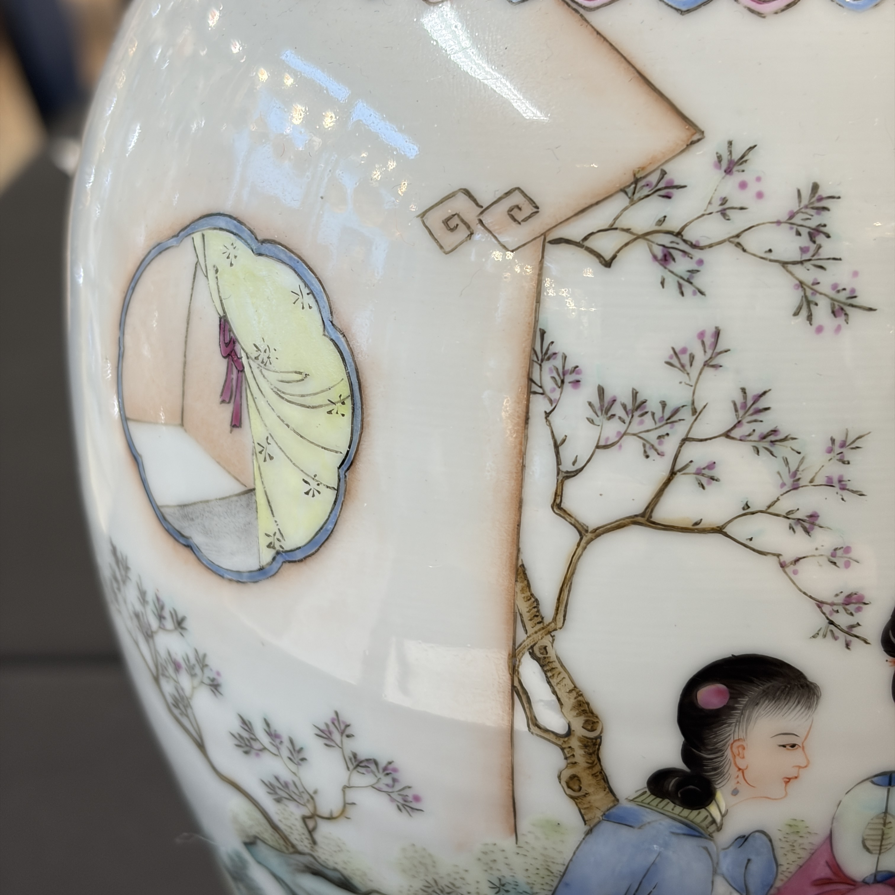 Two Chinese famille roses vases and a dish with figural design — photo 18