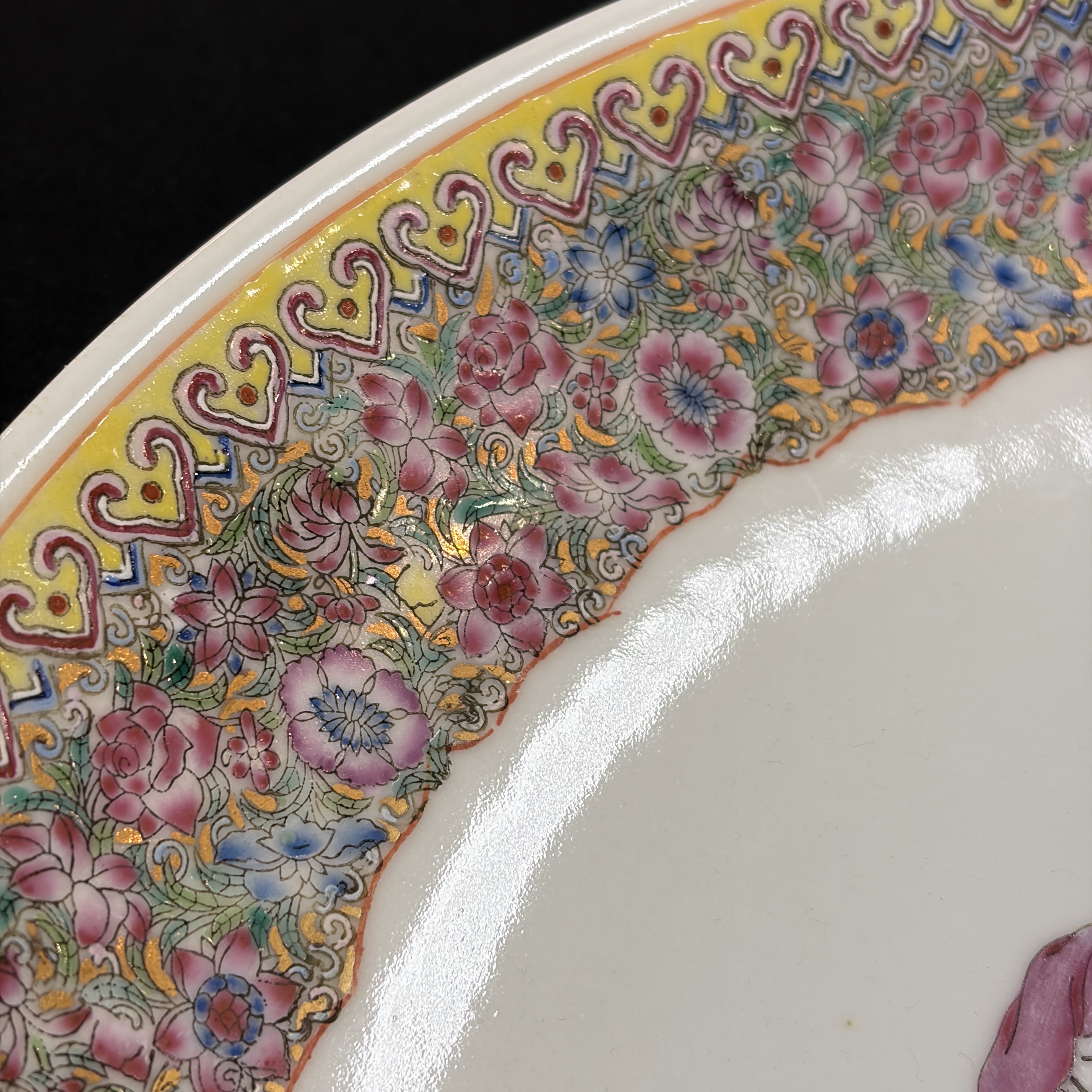 Two Chinese famille roses vases and a dish with figural design — photo 33