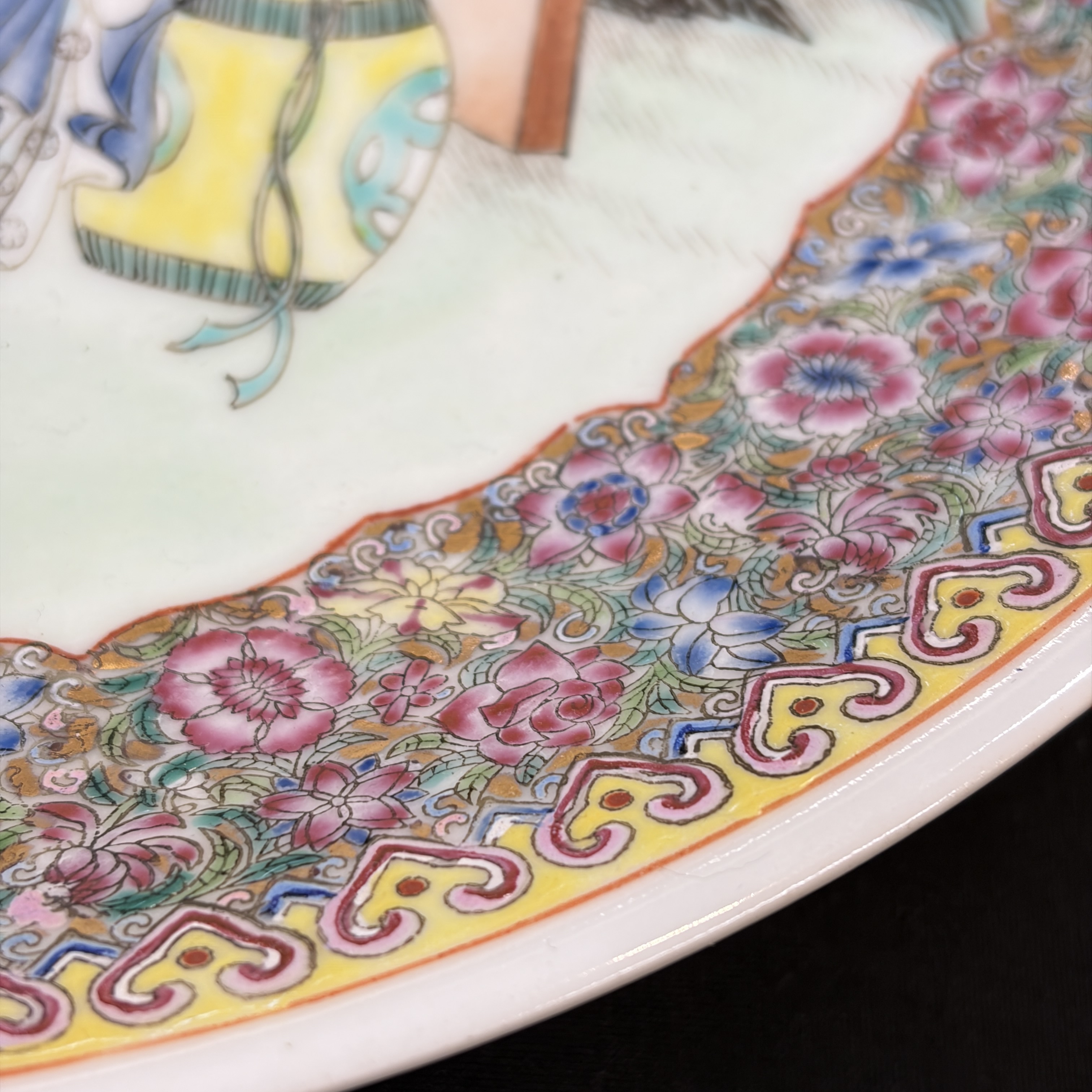 Two Chinese famille roses vases and a dish with figural design — photo 36