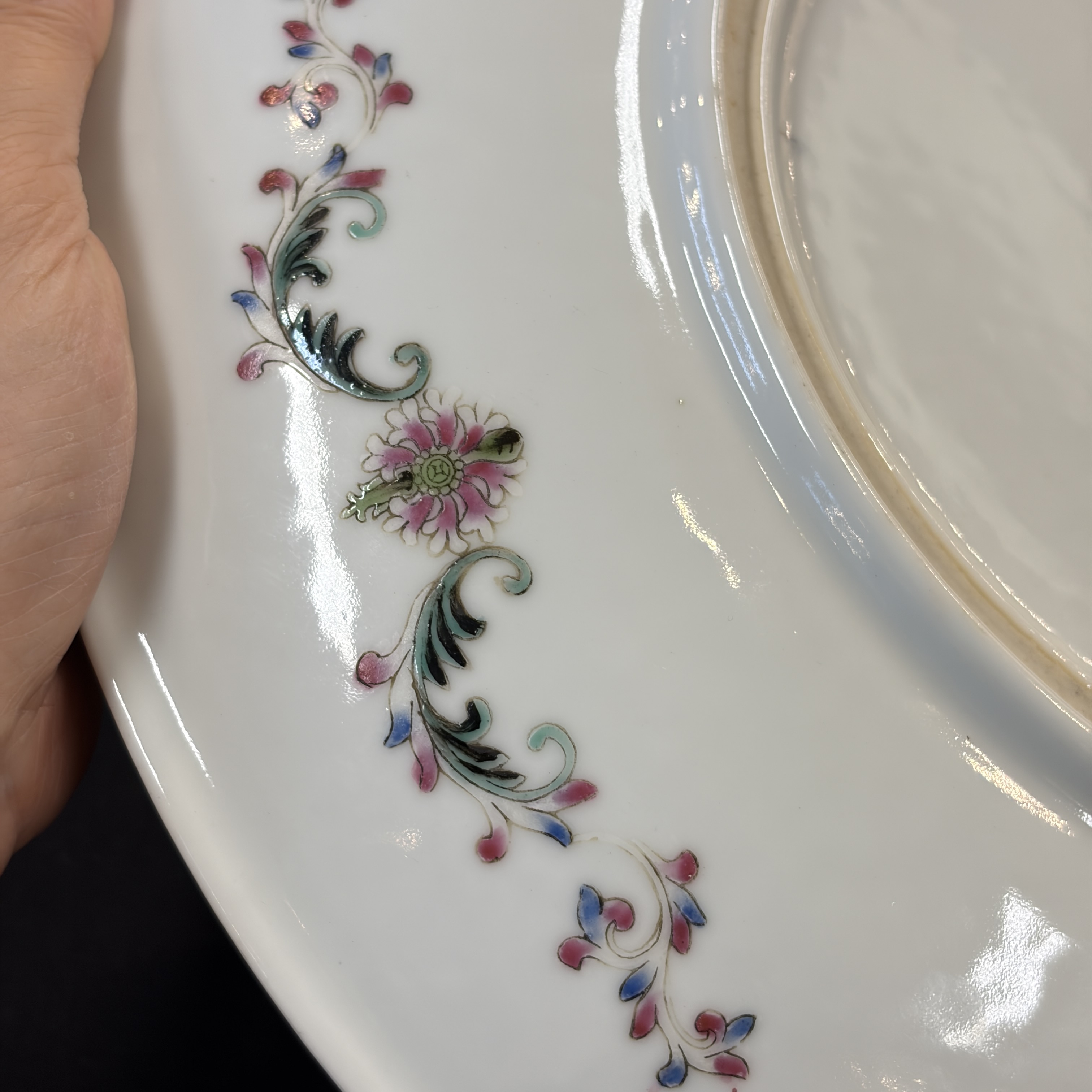 Two Chinese famille roses vases and a dish with figural design — photo 38