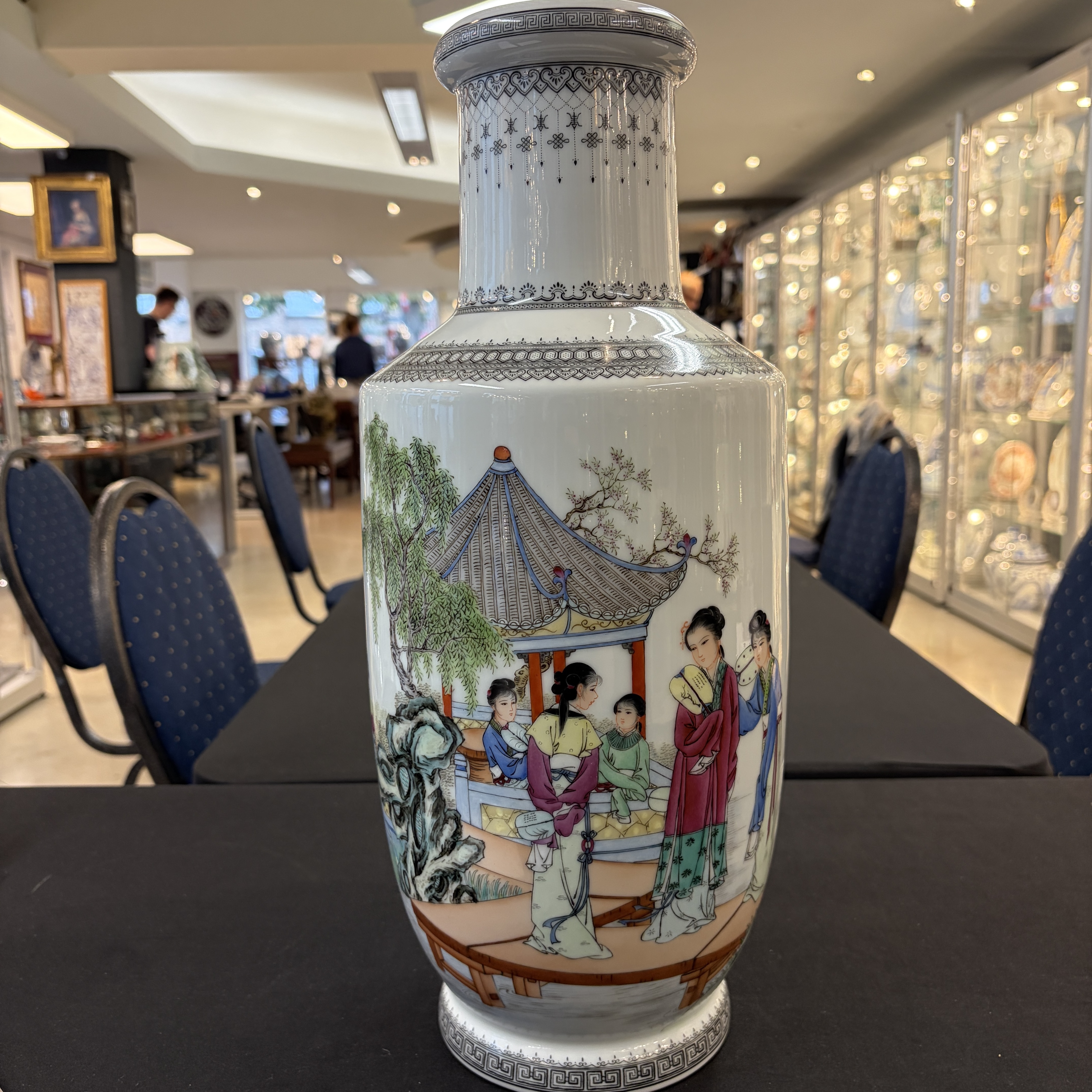 Two Chinese famille roses vases and a dish with figural design — photo 1