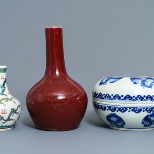 Two Chinese famille verte and sang de boeuf vases and a blue and white 'cranes' box, 19th C. — photo 3