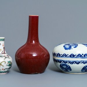 Two Chinese famille verte and sang de boeuf vases and a blue and white 'cranes' box, 19th C. — photo 5