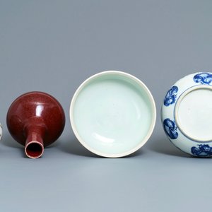 Two Chinese famille verte and sang de boeuf vases and a blue and white 'cranes' box, 19th C. — photo 7