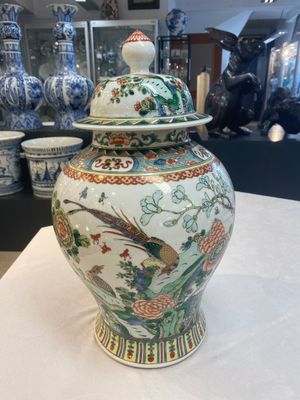 Two Chinese famille verte 'birds and flowers' vases and covers, 19th C. — photo 15
