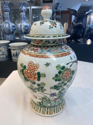 Two Chinese famille verte 'birds and flowers' vases and covers, 19th C. — photo 16