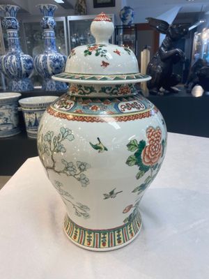 Two Chinese famille verte 'birds and flowers' vases and covers, 19th C. — photo 17