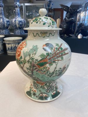 Two Chinese famille verte 'birds and flowers' vases and covers, 19th C. — photo 2