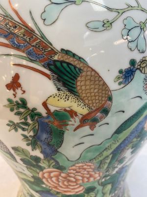 Two Chinese famille verte 'birds and flowers' vases and covers, 19th C. — photo 21