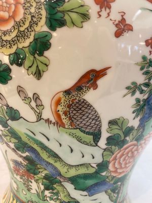 Two Chinese famille verte 'birds and flowers' vases and covers, 19th C. — photo 22