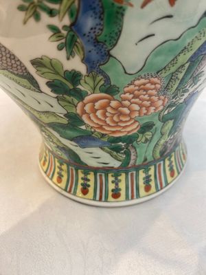 Two Chinese famille verte 'birds and flowers' vases and covers, 19th C. — photo 23