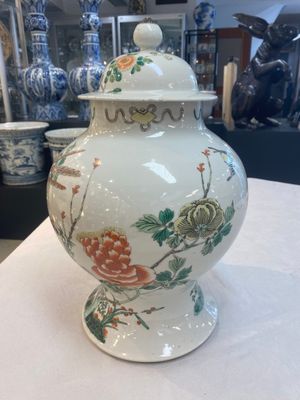 Two Chinese famille verte 'birds and flowers' vases and covers, 19th C. — photo 3