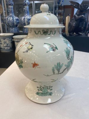 Two Chinese famille verte 'birds and flowers' vases and covers, 19th C. — photo 4