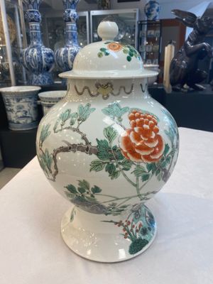 Two Chinese famille verte 'birds and flowers' vases and covers, 19th C. — photo 5