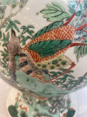 Two Chinese famille verte 'birds and flowers' vases and covers, 19th C. — photo 6