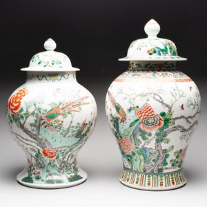 Two Chinese famille verte 'birds and flowers' vases and covers, 19th C. — photo 1
